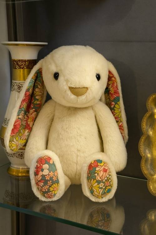 Krem Çiçek Desenli Tavşan Peluş